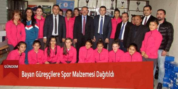 Bayan Güreşçilere Spor Malzemesi Dağıtıldı