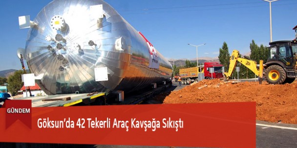 Göksun’da 42 Tekerli Araç Kavşağa Sıkıştı