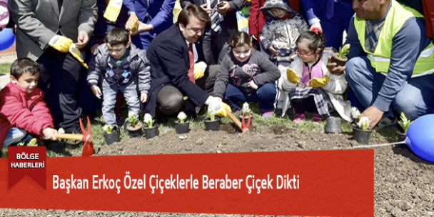 Başkan Erkoç Özel Çiçeklerle Beraber Çiçek Dikti