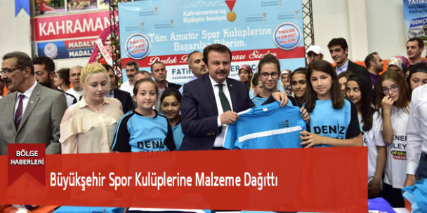 Büyükşehir Spor Kulüplerine Malzeme Dağıttı