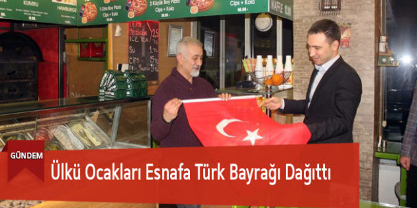 Ülkü Ocakları Esnafa Türk Bayrağı Dağıttı