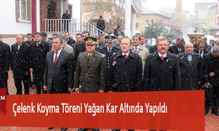 Çelenk Koyma Töreni Yağan Kar Altında Yapıldı
