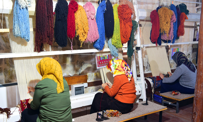 Dulkadiroğlu’nda El Emeği Göz Nuru Halılar İlmek İlmek İşleniyor