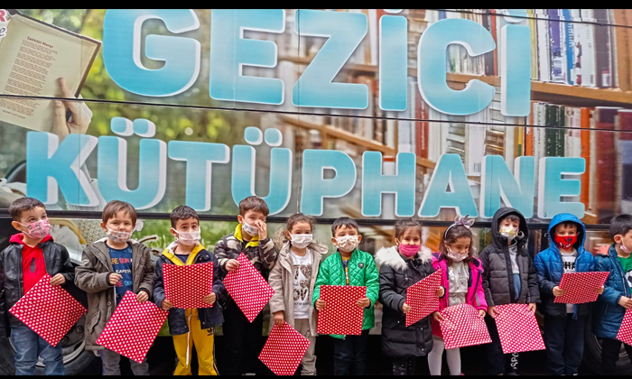 Gezici Kütüphane Miniklerle Buluştu