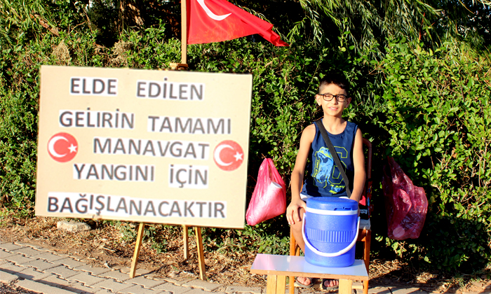 Yangından Etkilenenler İçin Limonata Satıyor!