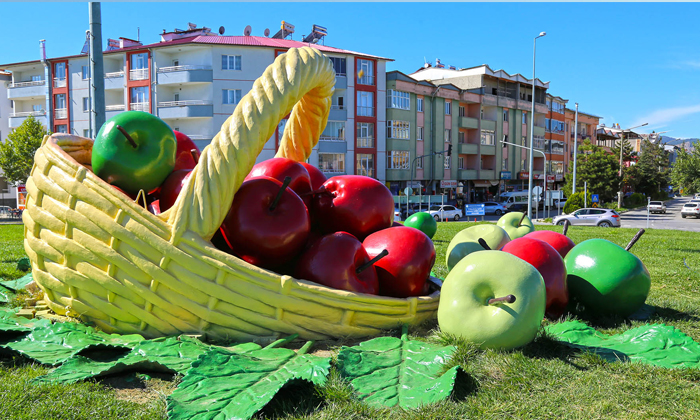 Usta Ellerden Çıkan Eserler Kavşakları Süslüyor