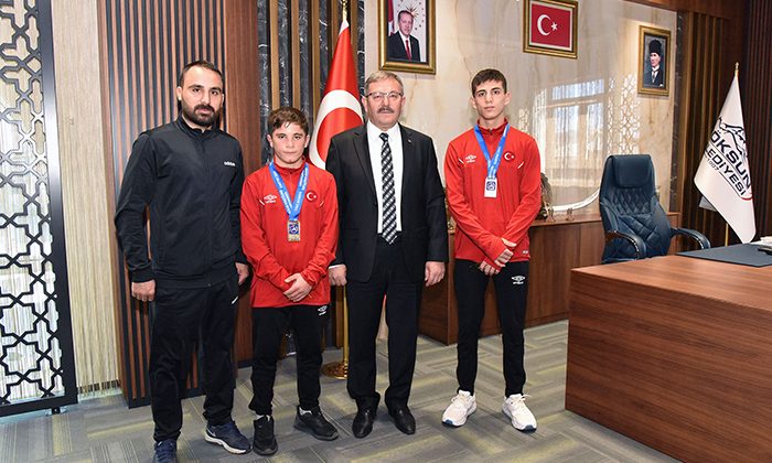 Başkan Aydın Şampiyon Güreşçileri Altınla Ödüllendirdi