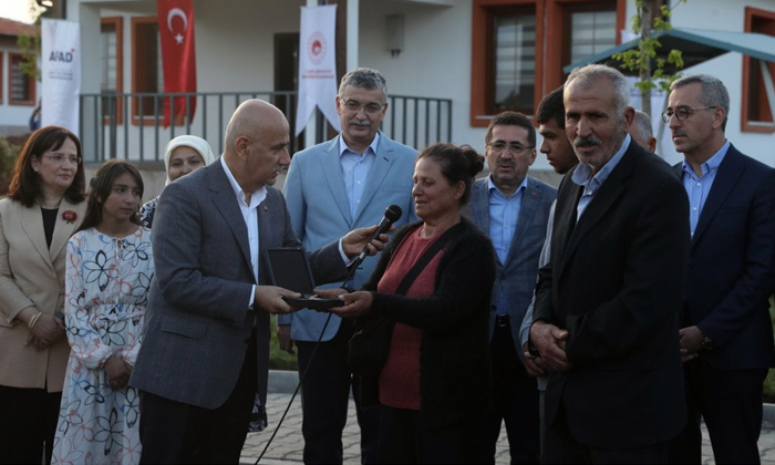 Türkoğlu’nda İlk Köy Evleri Hak Sahiplerine Teslim Edildi