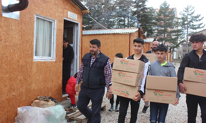 Afşin Derneği Depremzedelere Bez Gardrop Dağıttı